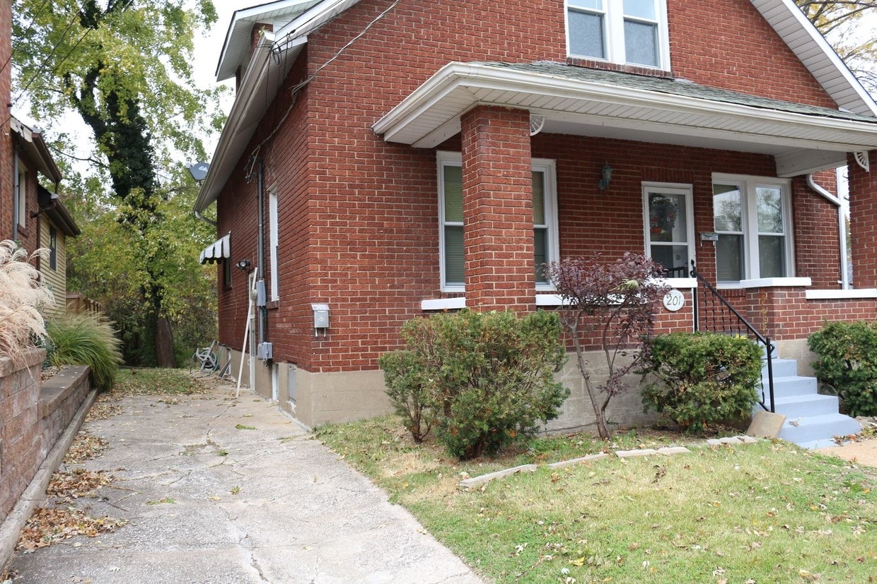 201 Olive St Unit Apartment, Washington, MO 63090 Room for Rent in