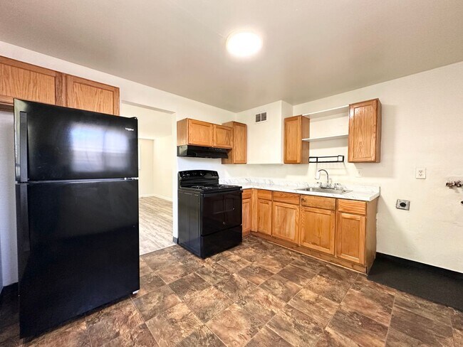 Building Photo - 3 bed 1 bath duplex near RiNo and City Par...