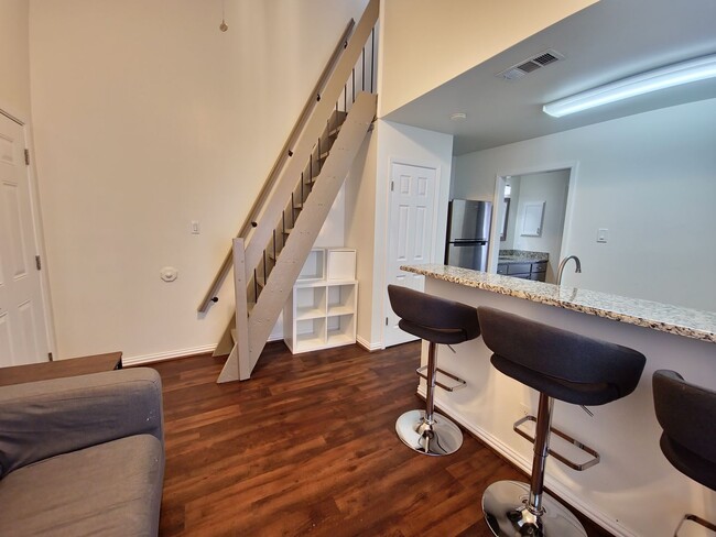 Foto del edificio - Loft Style Condo Home in West Campus