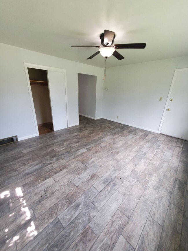 Building Photo - 2501-2505 S 44th St. - 8 Unit