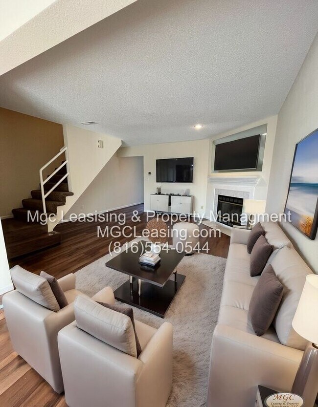 Building Photo - Spacious Townhome in Lee's Summit with Fireplace, Garage, and In-Unit Laundry