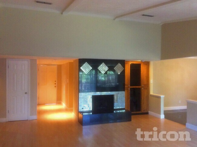 Foto del edificio - 6905 Forestview Dr