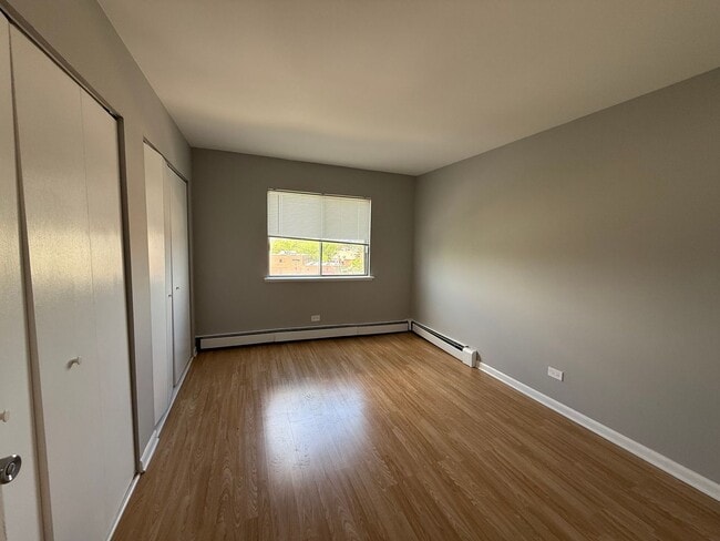 Building Photo - 1 Bedroom/1 Bath Unit Close to Transportat...