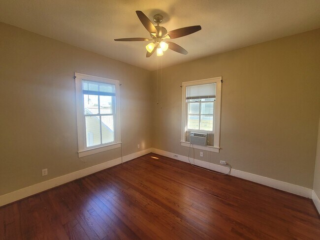 Foto del edificio - East End Upstairs 2 Bedroom Cottage