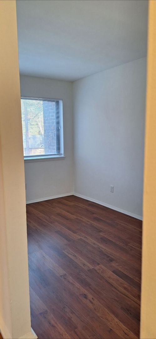 Foto del edificio - 2 Bedroom 1 1/2 Bath with Den, beautiful tree-lined property off Western Blvd in Raleigh.