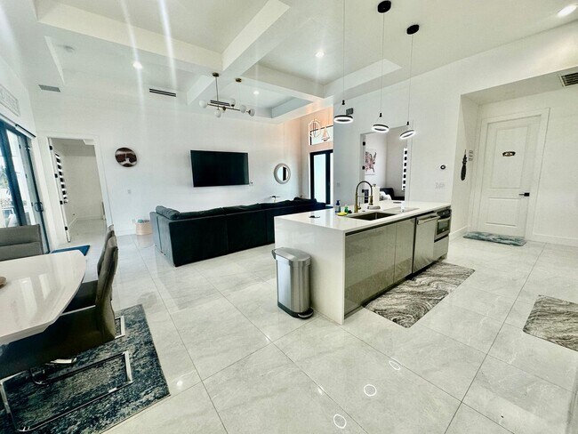 Foto del edificio - Fully Furnished Annual Rental- 3 Bedroom 2 Bathroom - Pool and Waterfront- NE CAPE CORAL