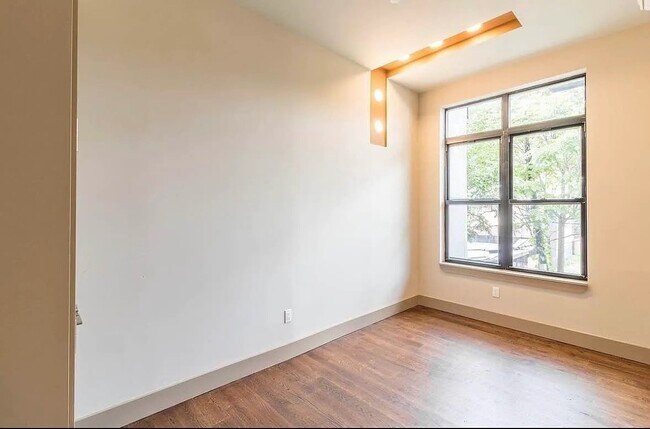 Foto del edificio - 447 Meeker Ave