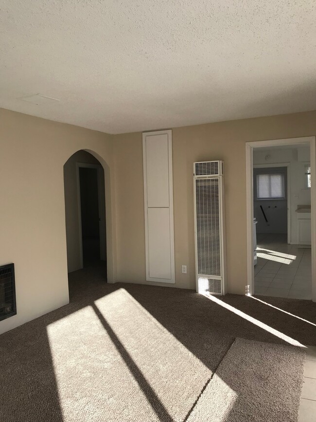 Building Photo - Well maintained home, recent upgrades, cut...