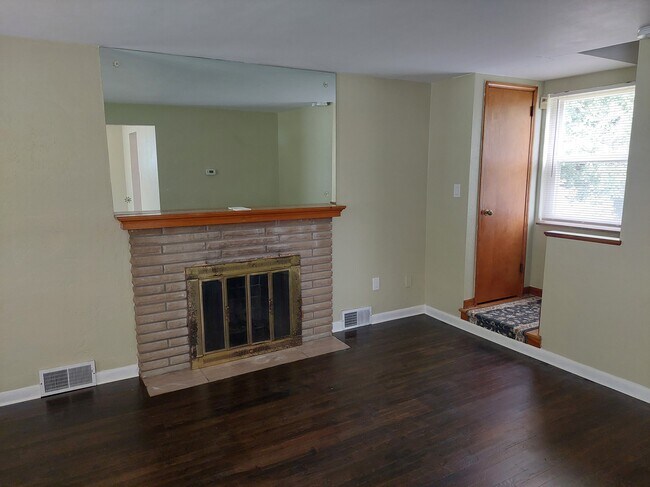 Building Photo - 229 Evaline St