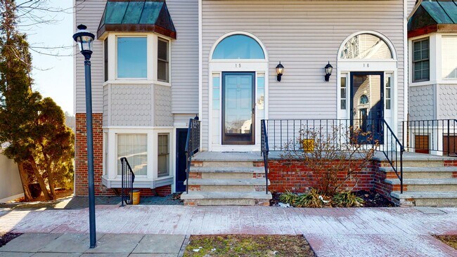 Building Photo - 130 Deer Hill Ave