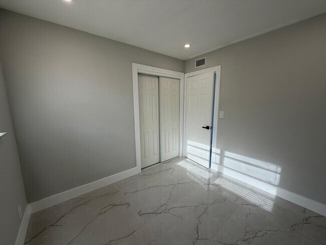 Foto del edificio - 920 NE 50th St
