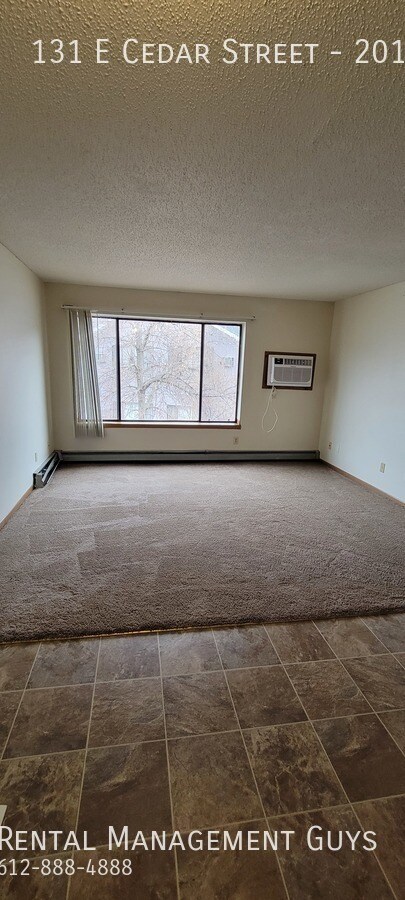 Foto del edificio - 4 bedroom 2 bathroom on second floor for 1...