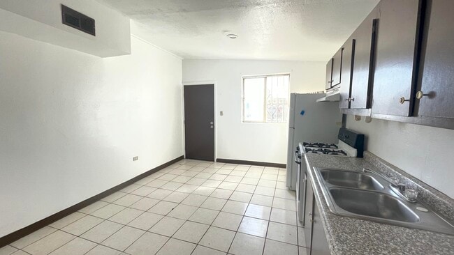 Building Photo - 605 Meadow Rd