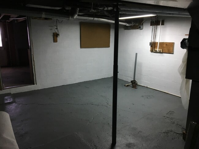 Building Photo - 8 S Morning St