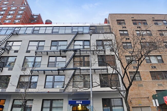 Building Photo - 304 E 73rd St