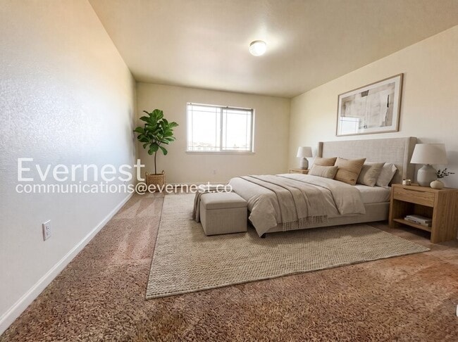 Building Photo - 4 Bed, 4 Bath Townhome with Fenced Yard & Garage / Available Soon!