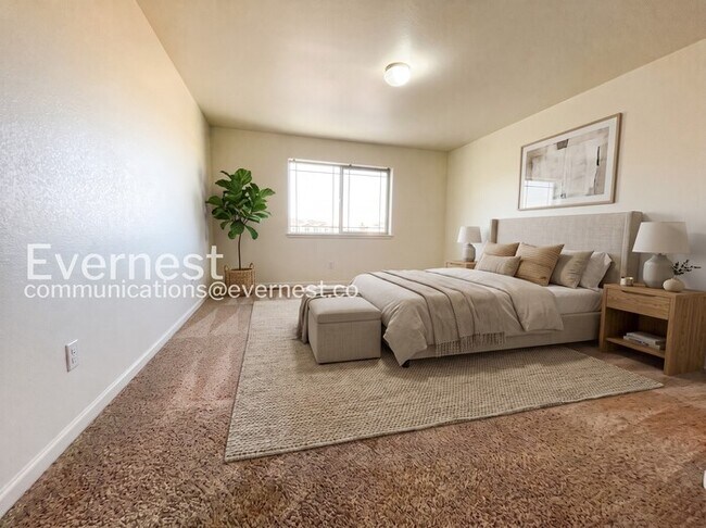 Foto del edificio - 4 Bed, 4 Bath Townhome with Fenced Yard & Garage / Available Soon!