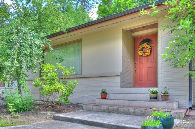 Foto del edificio - **COMING SOON**Stunning Mid Century Rancher