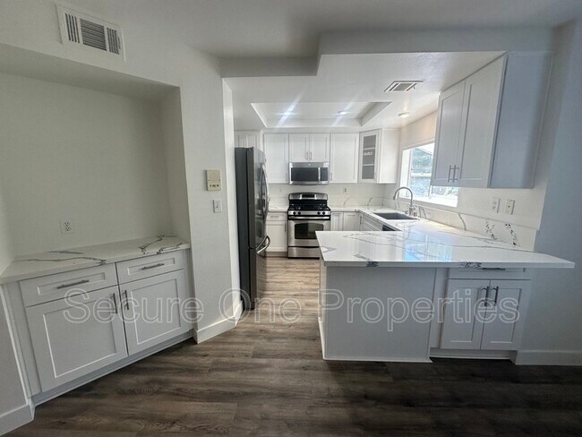 Foto del edificio - 674 Warwick Ave