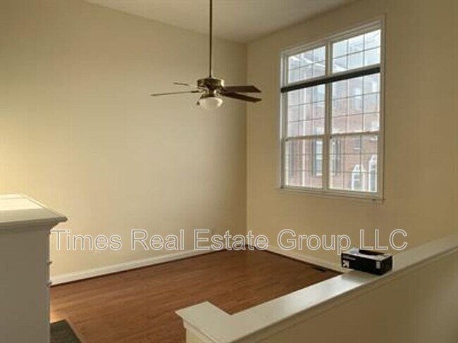 Building Photo - 436 W 5th Ave