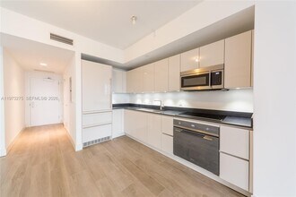 Building Photo - 1010 Brickell Ave