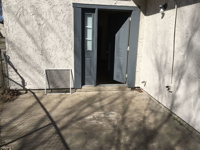 Foto del edificio - 2 br, 1 bath Duplex - 1510 Pine Ridge Dr A