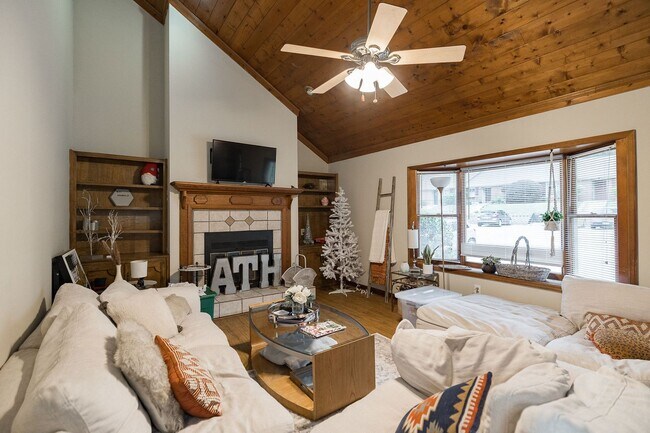 Building Photo - Awesome 5-Points corner Condo!