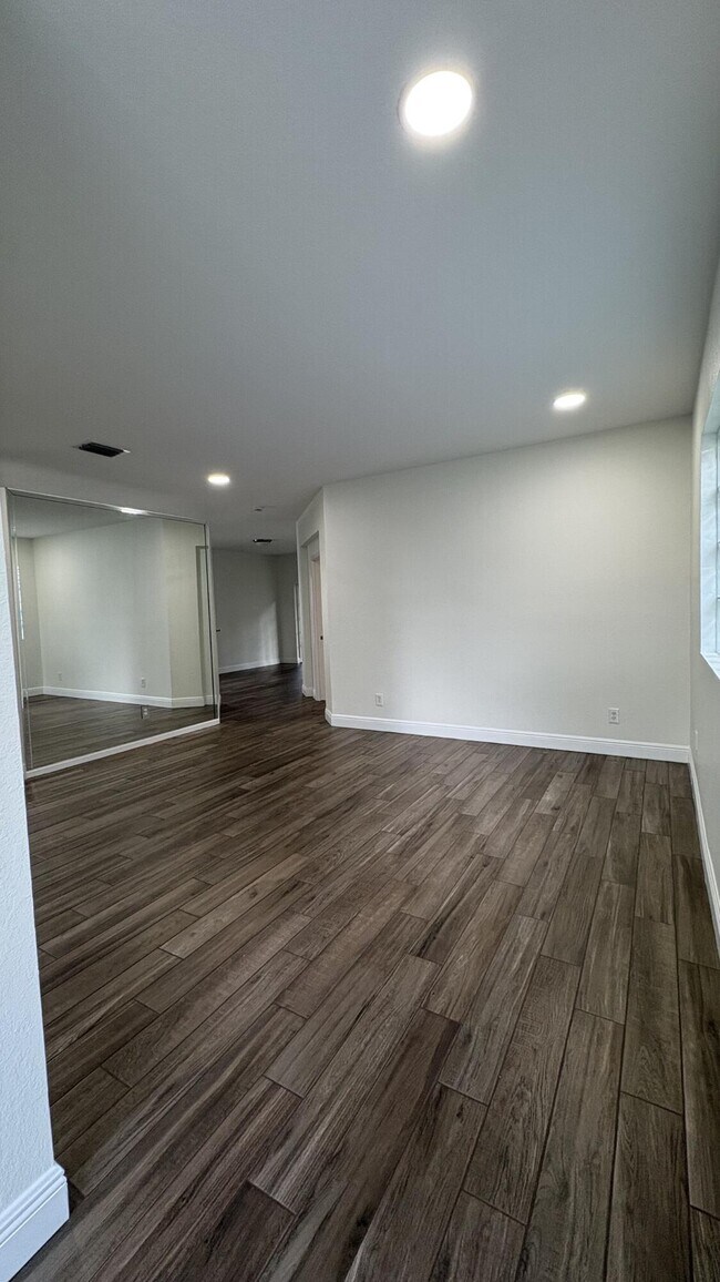 Building Photo - 4967 Pelican Manor
