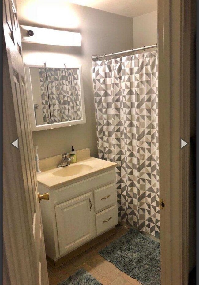 Building Photo - 1 Bedroom Unit, fantastic Location