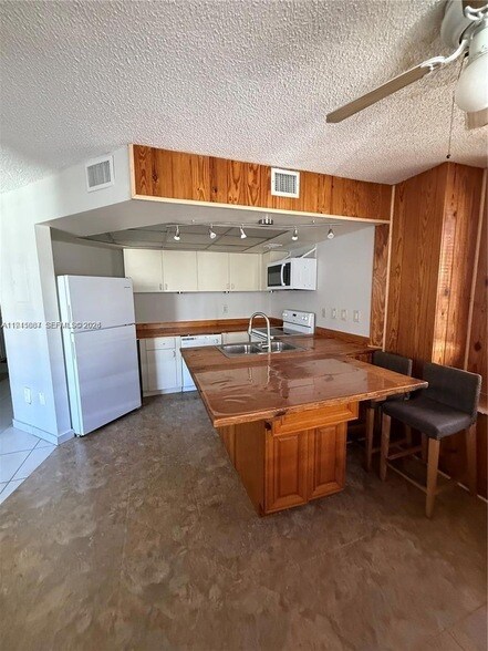 Building Photo - 8255 SW 152nd Ave