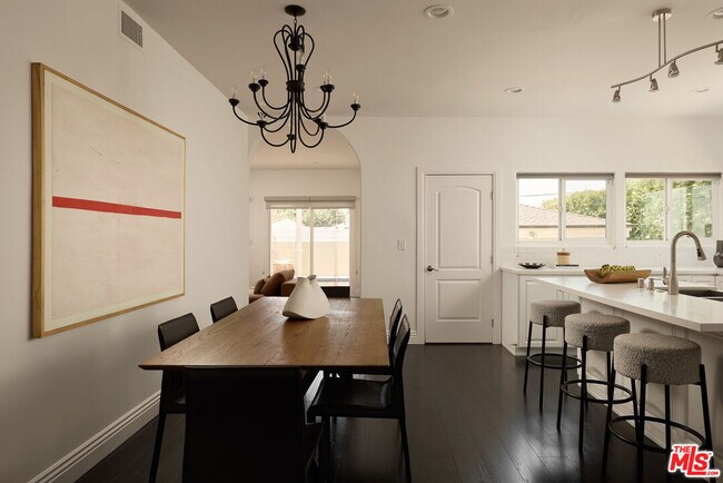 Foto del edificio - 2955 Kelton Ave