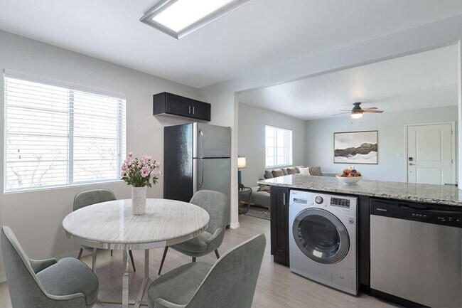 Building Photo - ONE MONTH FREE ON LEASE THROUGH 7/31/26! U...