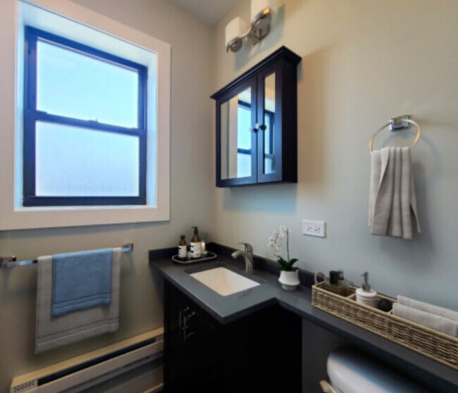 Foto del edificio - 4421 N Wolcott Ave
