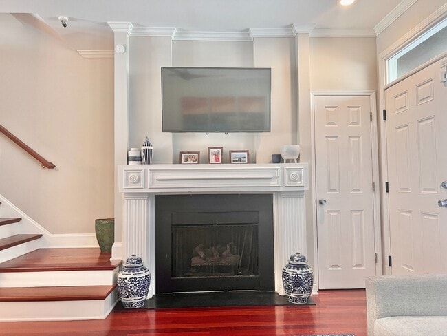 Foto del edificio - UPTOWN TOWNHOUSE!