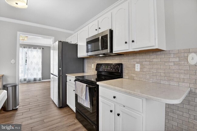 Building Photo - 10 Nelson Rd