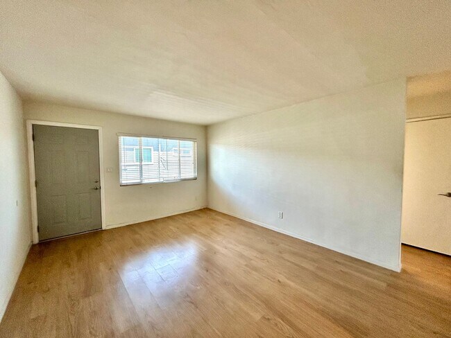 Building Photo - 2 Bed, 1 Bath with W/D in Normal Heights!