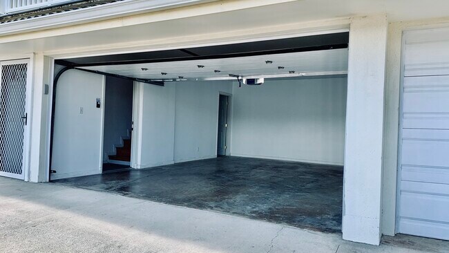 Building Photo - 3374 Ala Laulani St