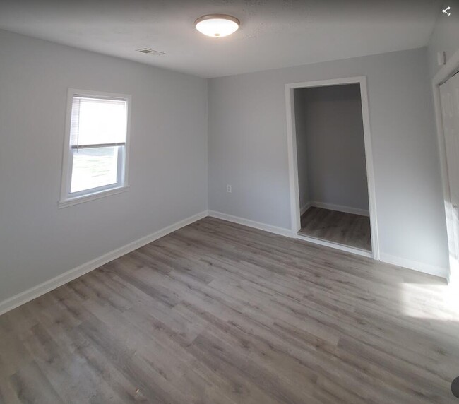 Building Photo - 476 Elm St
