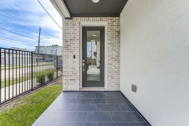 Building Photo - 2510 Tuam St