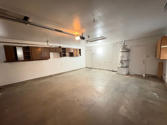 Foto del edificio - Spacious SE Tulare Home Near Shopping Centers coming soon!