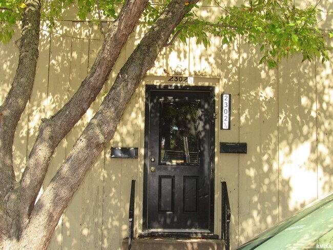 Building Photo - 2302 E 11th St