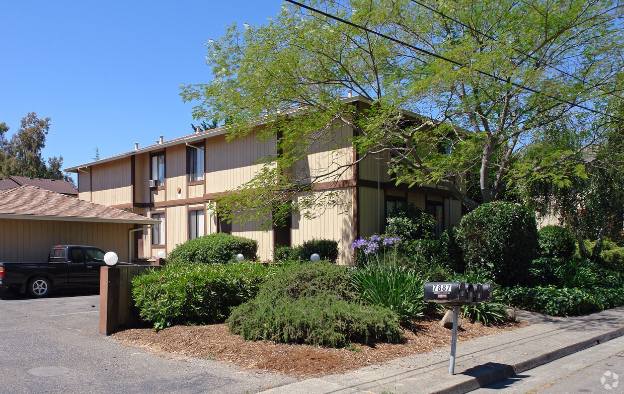 Foto principal - 7887 Swartz Ave