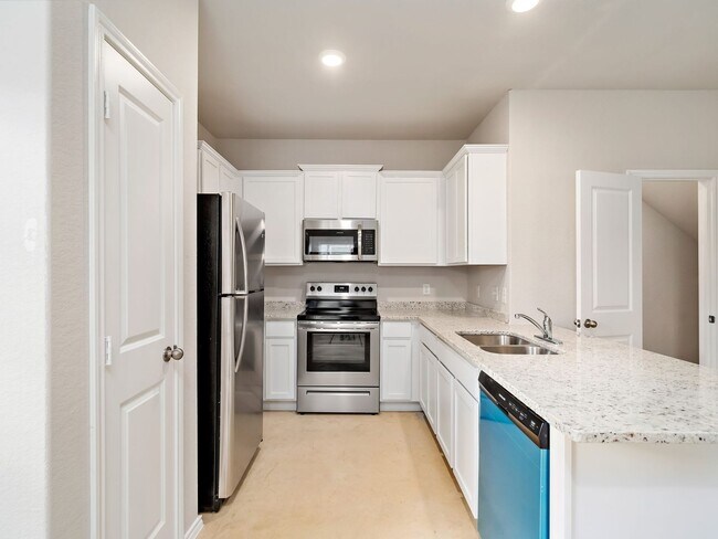 Foto del edificio - Modern 3-Bedroom Duplex with Garage & Private Yard