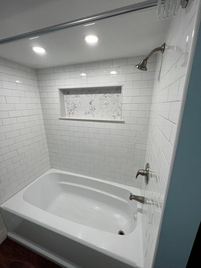 Building Photo - 35 Bath Rd