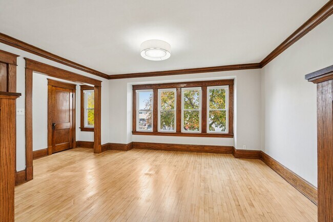 Sala de estar - 1705 W Custer Ave