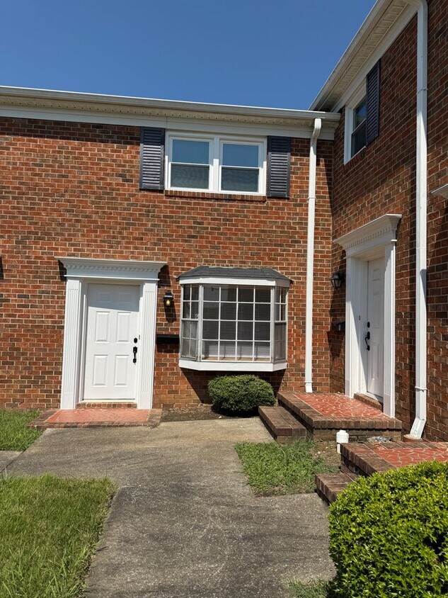 Primary Photo - Adorable 2 Bedroom Convenient to I-29, Sho...