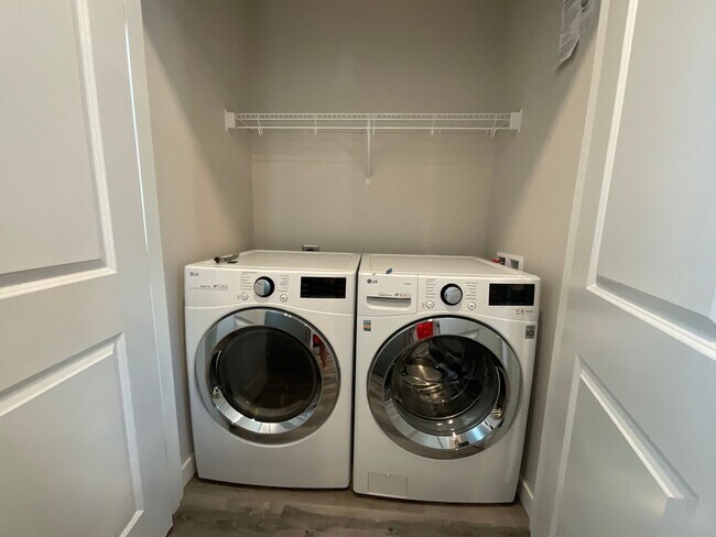 Building Photo - Beautiful 2 Bed, 1.5 Bath Sunset Village T...