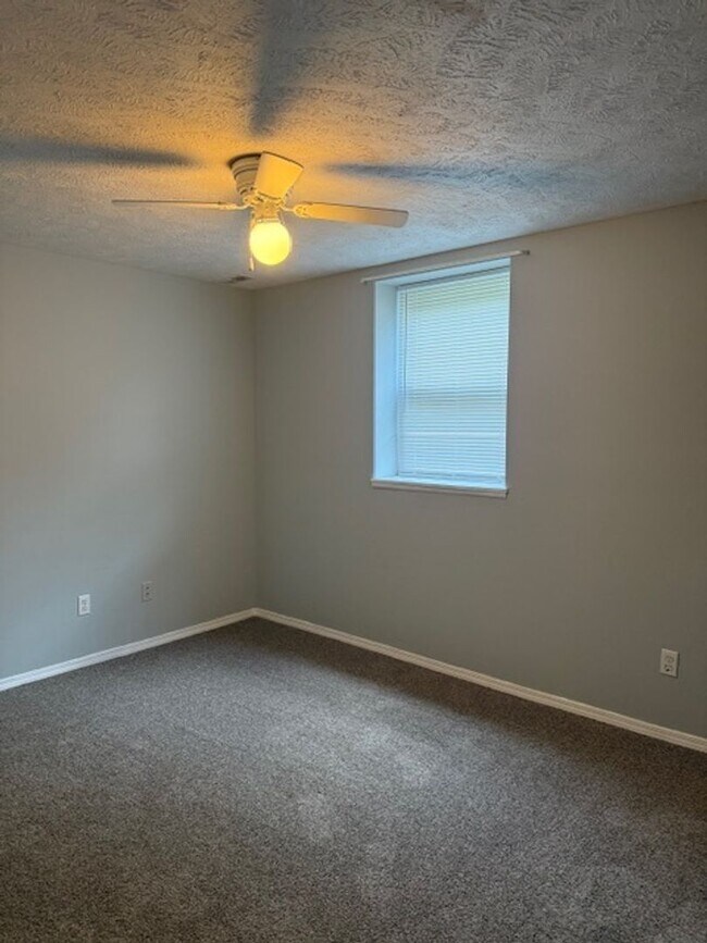 Building Photo - Remodeled Duplex in Ozark!