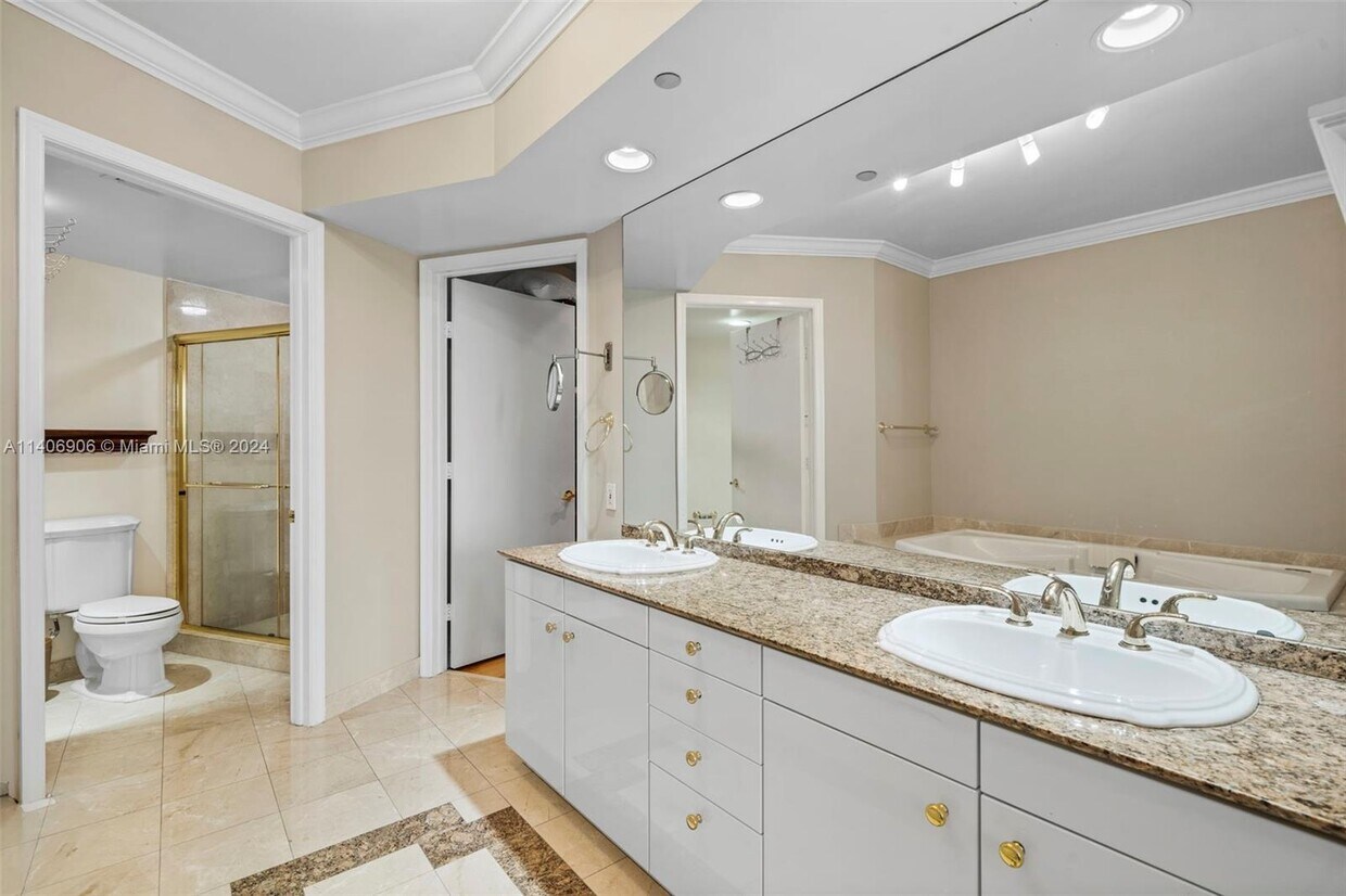 Foto principal - 19333 Collins Ave