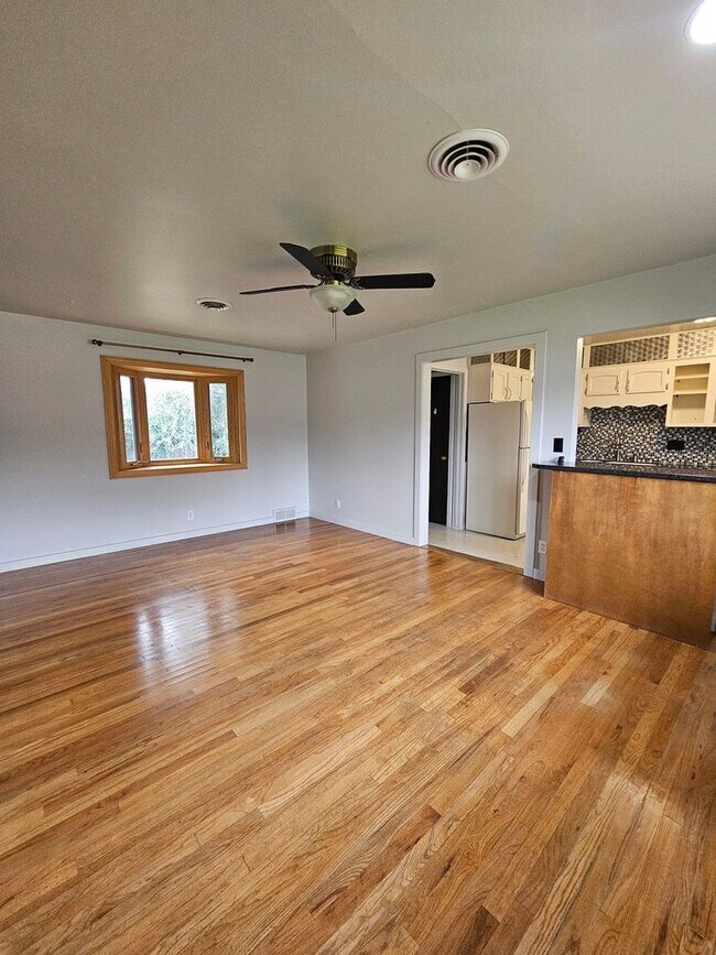 Foto del edificio - 3 BEDROOM | 2 BATH | DOUBLE GARAGE | WEST